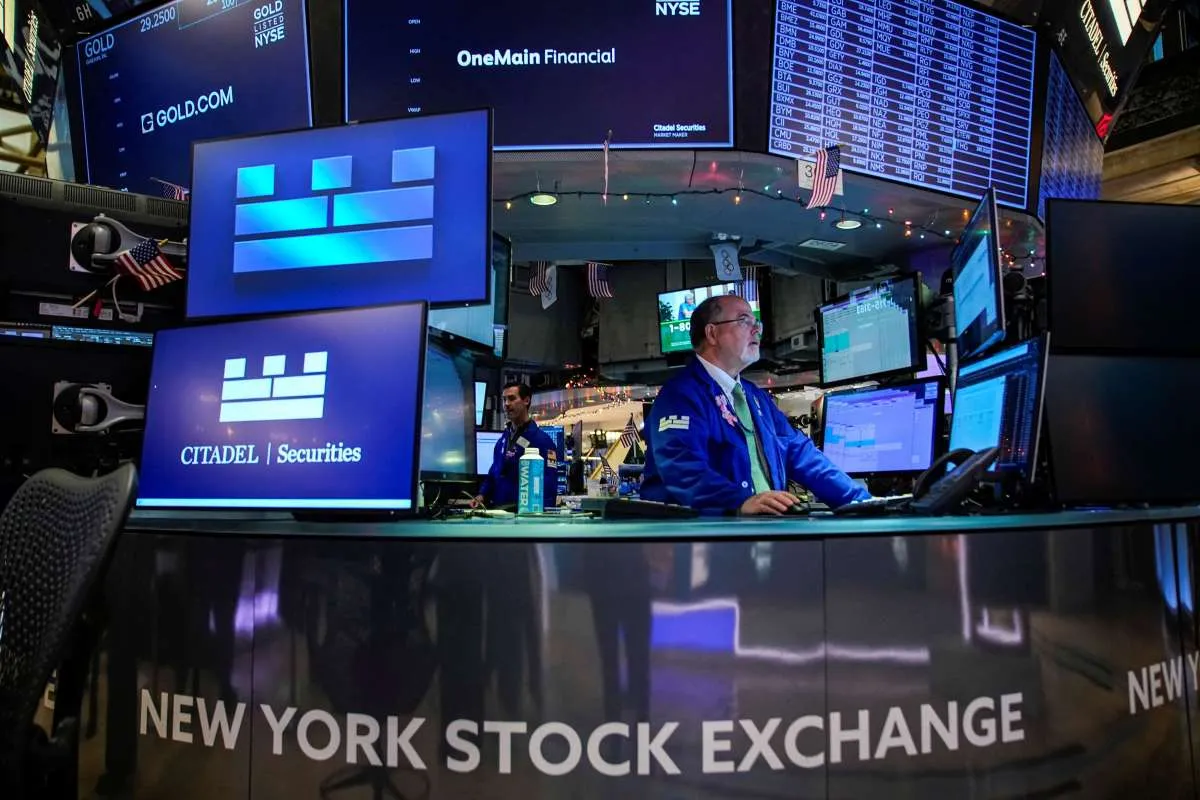 S&P 500 Sentuh Rekor Penutupan Selasa (23/12) Wall St Menuju Kenaikan Tahunan Ketiga